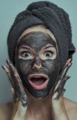 Mulher aplicando máscara facial de chá verde em um ambiente relaxante