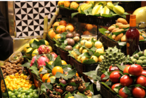 Banca de uma feira com diversos legumes e frutas