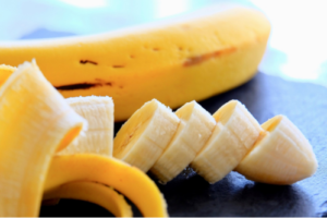 Os Segredos da banana: uma banana fatiada sobre a mesa.