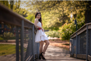 imagem de uma mulher feliz em um parque